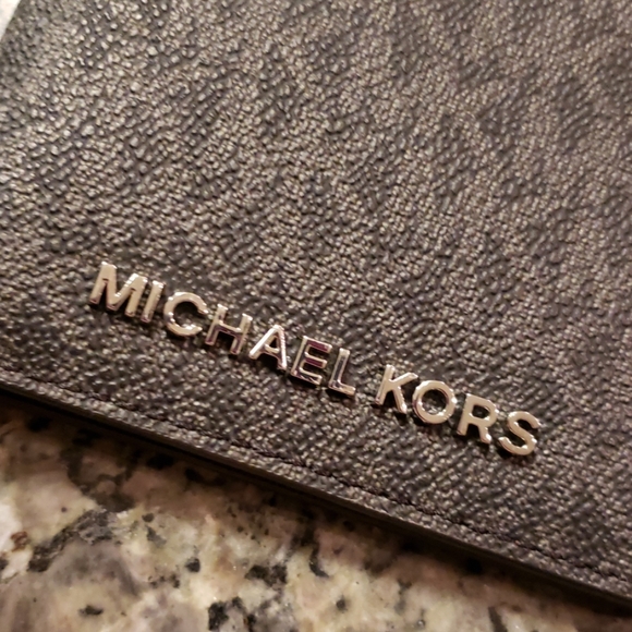 MK passport case - Picture 3 of 4